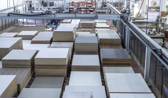 Materiálové zásoby — výroba kuchyňských dvířek Spagnol Cucine