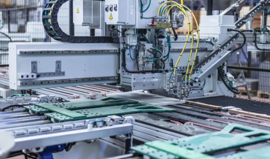 Přesné řezání materiálů — italská výroba kuchyní